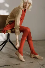 Chatas planas de cuero vacuno, color peltre metalizado, con punta cuadrada y escote pronunciado en el empeine.