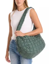 Bolso capitoneado color verde oscuro, marca Do Everything In Love, con abertura de cierre, reparticiones y bolsillos internos, y bolsillos laterales con cierre.