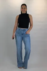 Pantalón jean de corte oxford y tiro medio, en tono azul intermedio. Cuenta con costuras verticales decorativas en el frente y bolsillos simulados con solapa a los costados de las caderas.