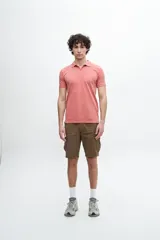 Remera polo celeste con cuello clásico y tapeta de tres botones.