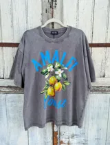 Remerón oversize gris con estampado de limones, flores y texto en azul.