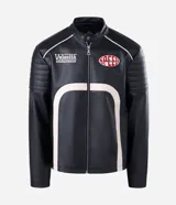 Campera biker de cuero sintético negro con detalles en blanco, cuello mao con broche, cierre frontal y parches bordados en el pecho. Presenta diseño acolchado en los hombros y mangas largas.