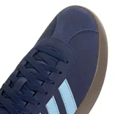 Championes urbanos Adidas modelo Court VL 3.0, color azul marino con las tres tiras características en celeste y suela de goma color marrón.