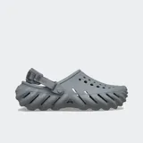 Zuecos Crocs modelo Echo Clog de color negro, con diseño moldeado de estilo urbano y deportivo, aberturas de ventilación y tira ajustable en el talón.