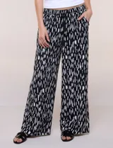 Pantalón de poliéster de corte ancho tipo palazzo y calce relajado, con estampado de hojas en tonos azules, cintura alta elastizada con cordón ajustable y bolsillos laterales.