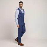 Traje de tres piezas Fellini S6, color beige, compuesto por saco de solapa muesca, chaleco con botones y pantalón de corte recto.