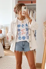 Remerón blanco de corte holgado con estampa frontal colorida y texto "Champagne & Oysters".