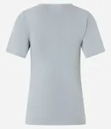 Blusa de manga corta confeccionada en tejido de viscosa texturizado, con escote en V profundo que presenta un detalle de aro metálico central.