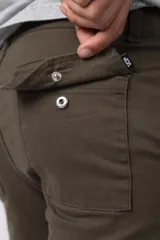 Bermuda cargo de gabardina con bolsillos laterales amplios con solapa y broche metálico. Presenta cintura con pasadores para cinturón y etiqueta tejida decorativa en uno de los bolsillos.