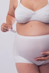 Bombacha maternal de tiro alto confeccionada en lycra reforzada, diseñada con elástico regulable en la cintura y panel frontal para soporte de la zona abdominal.