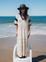 Remerón tejido de punto color azul marino con calados, cuello estilo camisa en verde oscuro con rayas blancas y verdes, y logo bordado en blanco en el pecho.