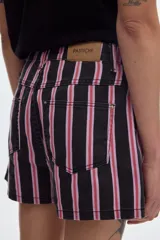 Short de denim de tiro alto y fit relajado con estampado de rayas verticales en color negro y rosado.