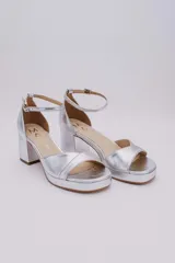 Sandalias negras de cuero con plataforma y taco ancho.