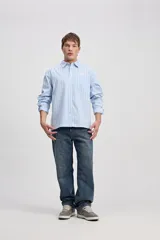 Camisa de manga larga con diseño a rayas verticales en color verde y blanco, cuello clásico y estampa con bordado en la espalda con la frase "Expect Nothing, appreciate everything".