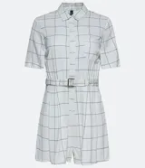 Mono corto de viscosa blanca con estampado de cuadrillé negro, cuello camisero, manga corta, cierre frontal con botones, bolsillo en el pecho y cinturón con hebilla cuadrada.