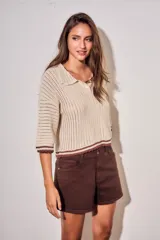 Sweater de tejido abierto de algodón, color beige, con cuello polo, mangas cortas y detalles en color marrón oscuro en los bordes y puños.
