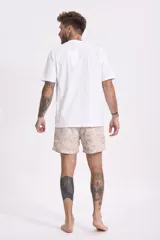 Remera negra de manga corta y cuello redondo, de corte holgado.