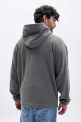 Canguro polar de color gris oscuro con capucha, bolsillo canguro y estampado frontal que dice "NEW YORK 1982 BROOKLYN".