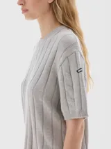 Buzo tejido de manga corta color rojo, con cuello redondo y diseño de punto acanalado y trenzado.