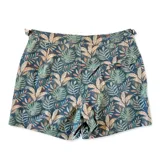 Short de baño Von Braun con estampado botánico de hojas en tonos verdes, marrones y azul oscuro. Cuenta con pretina fija, hebillas metálicas laterales para ajuste, cierre frontal con botón a presión, bolsillos laterales y bolsillo trasero.