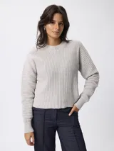 Sweater de tejido acanalado con cuello redondo y manga larga. Presenta un corte relajado y textura estructurada.