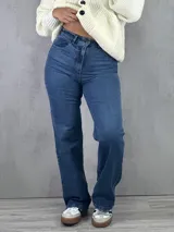 Pantalón de jean azul de corte wide leg.