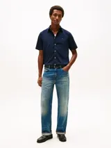 Camisa de manga corta Tommy Hilfiger en color azul marino, confeccionada en tejido popelina con tecnología flex. Presenta cuello clásico, cierre frontal con botones y el logo de la marca bordado en el pecho.