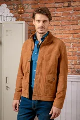 Campera de gamuza color tostado con cuello alto tejido tipo rib, cierre frontal con botones y bolsillos laterales con solapa.