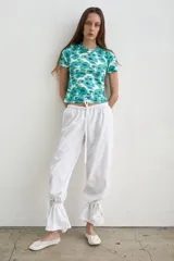 Pantalón recto marrón de lino y algodón, con tiras regulables en los tobillos para ajustar.