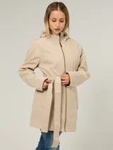 Campera softshell Tommy Hilfiger de color beige, con capucha, cierre frontal y cinturón anudable a la cintura. Presenta bolsillos laterales y un diseño resistente al viento y al agua.