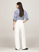 Pantalón jean de tiro alto color blanco, de corte recto y pierna ancha.