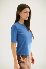 Remera manga 3/4 color celeste.