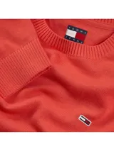 Sweater rojo de algodón orgánico, con cuello redondo, puños y bajo de punto canalé. Tiene corte slim y parche con el logo de Tommy Jeans en el pecho.