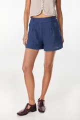 Short de tiro alto marrón de lino italiano, con tablas en la cintura, ajuste relajado y cintura elastizada en la espalda.