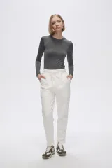 Pantalón tipo babucha de corte recto, confeccionado en tejido con felpa, con cintura elástica y cordón de ajuste frontal.