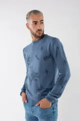 Sweater de tejido de punto en color rosa claro con estampado de pequeñas piñas en tono más oscuro. Presenta escote redondo, mangas largas y puños acanalados.