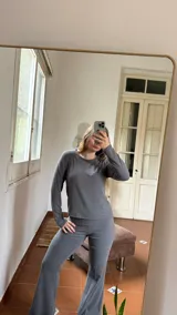 Remera de manga larga confeccionada en tejido jersey acanalado, con cuello redondo y ajuste al cuerpo.