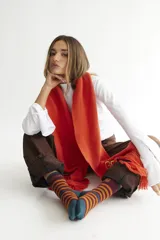 Medias de caña media a rayas horizontales en tonos naranja/mostaza, azul petróleo y bordó.