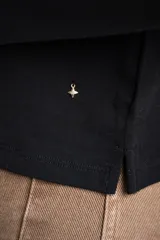 Remerón negro de algodón con elastano, de manga larga, cuello redondo y corte recto.