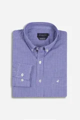 Camisa de manga larga con cuello abotonado, confeccionada en algodón con estampado de cuadros pequeños en tonos azul y blanco. Presenta bolsillo frontal con logo bordado y ajuste regular.