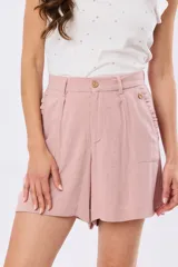 Short de viscolino color beige, con media cintura elastizada, bolsillos amplios y detalle de volado en los laterales.