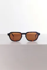 Lentes de sol con marco negro y patillas color carey.