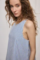 Vestido corto sin mangas con escote redondo y diseño evasé a rayas verticales celestes y blancas, con detalle de rayas horizontales en el ruedo.