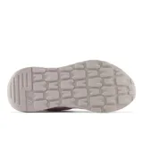 Championes New Balance modelo 5740, color rosa pastel con detalles en blanco y gris. Confeccionados en gamuza y malla, con logo "N" característico en los laterales y entresuela gruesa.