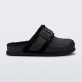 Zueco Melissa modelo Cozy Clog Warm, color negro, con interior forrado en piel sintética y tira ajustable con hebilla en el empeine.