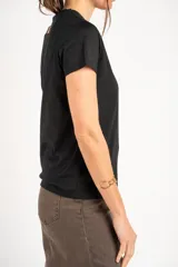 Remera de algodón peinado negro, con calce al cuerpo y escote en V de manga corta.