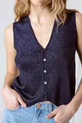 Top azul con brillo, escote en V y cierre frontal con botones.