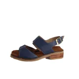 Sandalias de cuero azul con dos tiras anchas y costuras a la vista. Taco bajo de madera y suela de goma antideslizante.