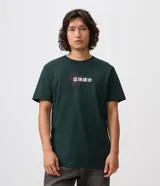 Remera masculina Blue Steel confeccionada en algodón, de corte comfort holgado, con cuello redondo, manga corta y estampa frontal de flores con texto en caracteres asiáticos.