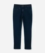 Pantalón de jean corte slim, color azul oscuro, con cierre de botón y cremallera, trabillas para cinturón y bolsillos laterales y traseros.